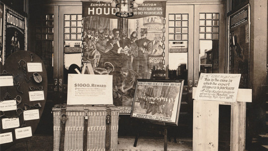Preview: A Strenuous Career: The Personal Challenge & Advertisement Scrapbook of Houdini by Dr. Bruce J. Averbook and David E. Haversat - Buch