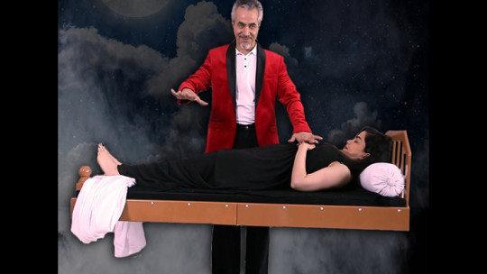 INVISIBLE BED by Tora Magic - Zuschauer schwebt in der Luft - Großillusion