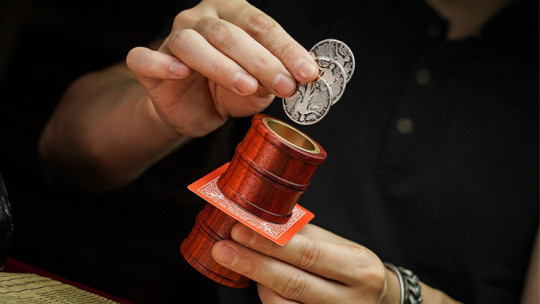 The Tunnel by Artisan Coin - Münze durch Karte in Röhre - Durchdringung