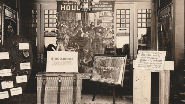 A Strenuous Career: The Personal Challenge & Advertisement Scrapbook of Houdini by Dr. Bruce J. Averbook and David E. Haversat - Buch