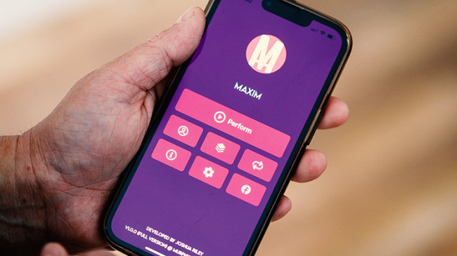 Maxim Physical Copy (App & Online Instruction) by Lloyd Barnes - Zaubertrick mit Phone und App