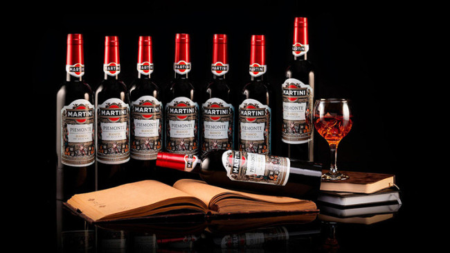 Multiplying Wine Bottles by Tora Magic - Martini - Vermehrende Weinflaschen